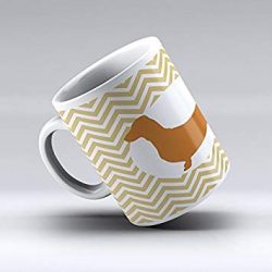 Taza marrón de perro salchicha